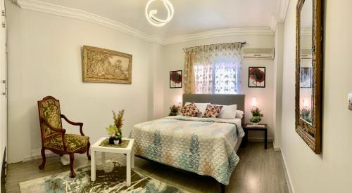 1 dormitorio con 1 cama y 1 silla en Apartment with a private garden in New Cairo en El Cairo