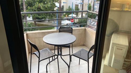 een kleine tafel en stoelen op een balkon met uitzicht bij Ref NASTIA - Palmes d'Or Properties in Cannes