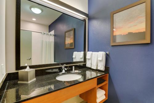 y baño con lavabo y espejo. en Fairfield Inn & Suites by Marriott Fort Worth I-30 West Near NAS JRB, en Fort Worth