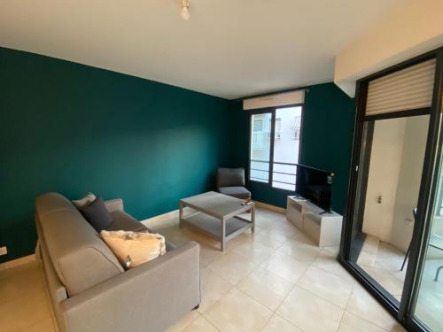 un salon avec un canapé et une télévision dans l'établissement Ref NASTIA - Palmes d'Or Properties, à Cannes