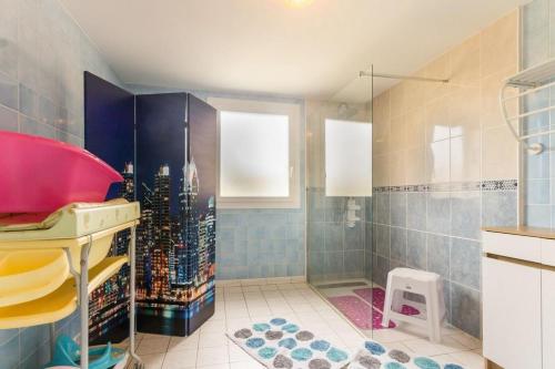 にあるLa Glycine et La Villanelleのバスルーム(市街のスカイラインを描いたシャワー付)