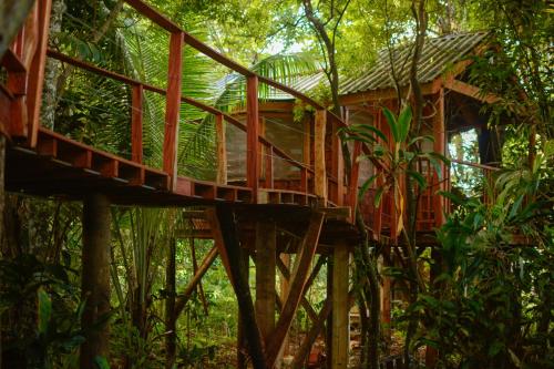 uma casa na árvore no meio da floresta em Tukulolo Treehouses em Makaunga