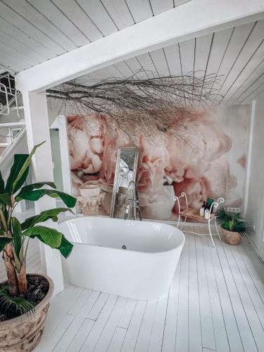 baño con bañera y un mural de animales en Suite con Jacuzzi, en Canyelles