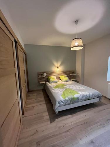 une chambre avec un grand lit dans une pièce dans l'établissement Maison familiale 4 chambres, à Rivières