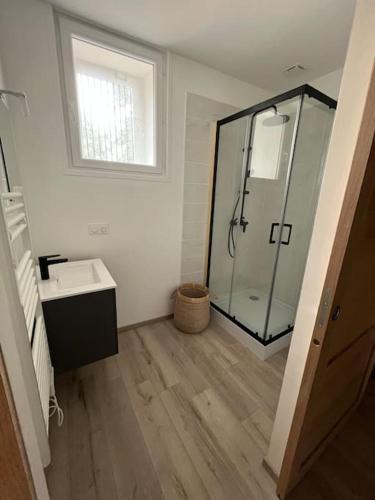 une salle de bain avec une douche en verre et un lavabo dans l'établissement Maison familiale 4 chambres, à Rivières