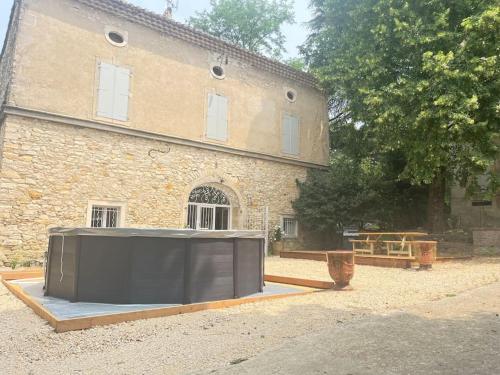 un grand bâtiment en pierre avec une télévision devant dans l'établissement Maison familiale 4 chambres, à Rivières