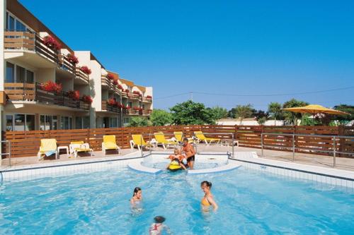 - un groupe de personnes dans la piscine d'un hôtel dans l'établissement Hôtel de la Pointe de Mousterlin, à Fouesnant