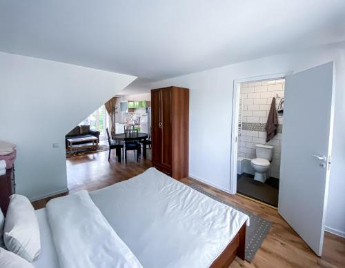 ein Schlafzimmer mit Bett und ein Wohnzimmer in der Unterkunft Apartamentai Biržuose, Kęstučio gatvė in Biržai