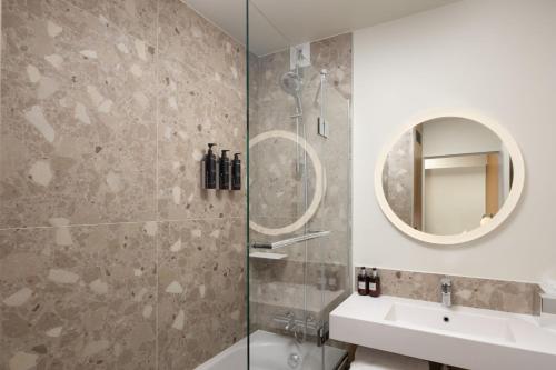 Koupelna v ubytování Residence Inn by Marriott Paris Didot Montparnasse