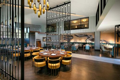 a dining room with a table and chairs at Le Meridien Pasadena Arcadia in Arcadia