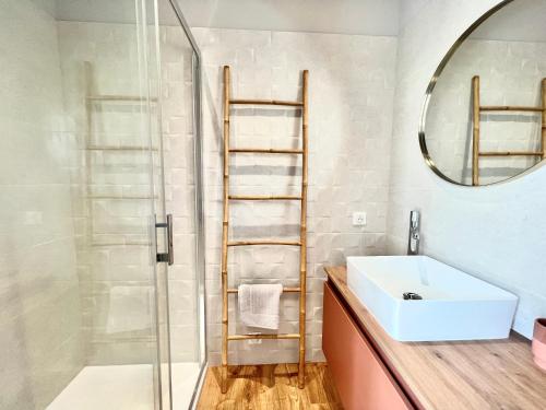 une salle de bain avec un lavabo et un miroir dans l'établissement Les champs d'or ~ Magnifique Gîte 10 personnes, à Vouneuil-sur-Vienne