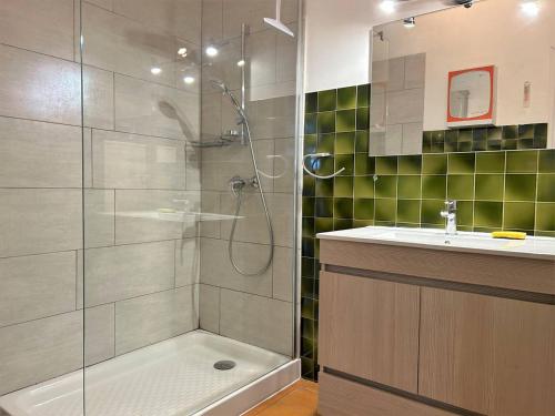 uma casa de banho com um chuveiro e um lavatório. em Appartement Bormes-les-Mimosas, 2 pièces, 5 personnes - FR-1-251-136 em Bormes-les-Mimosas