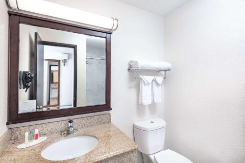 Ein Badezimmer in der Unterkunft Travelodge by Wyndham Newport