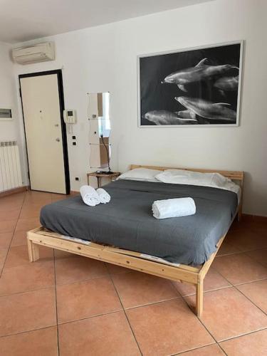 um quarto com uma cama com duas toalhas em Careggi apartment em Florença