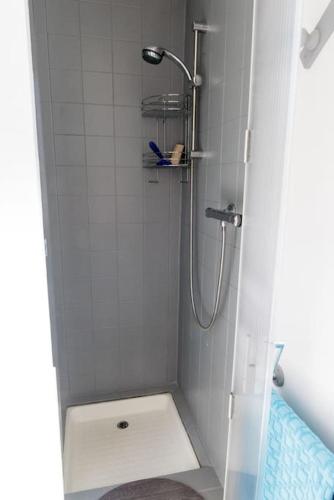 une salle de bain avec douche et toilettes dans l'établissement Studio Privé & Calme à S-Nazaire pr Parc Paysager, à Saint-Nazaire