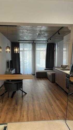 una sala de estar con una mesa y un sofá en Amber Home - brand NEW luxury 1 bedroom apartment located in the very city center, en Varna