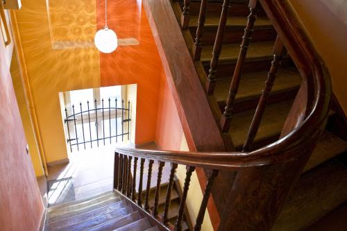 una escalera de caracol de madera en una casa con pasillo en Apartamenty Hoża Attic Studio, en Varsovia