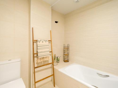 a bathroom with a bath tub and a toilet at SOFIA NAVARRO BELLO P2 7d in Las Palmas de Gran Canaria