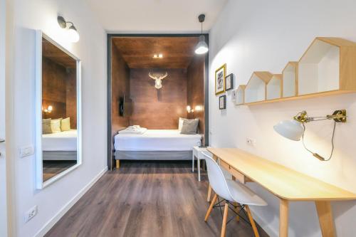 クルジュ・ナポカにあるMy Place Centralのデスクとベッドルームが備わる小さな客室です。