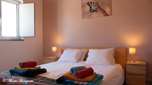 um quarto com uma cama com toalhas em Turismo Rural- Casas de Campo - Eco & Nature - Monte Horizonte em Santiago do Cacém