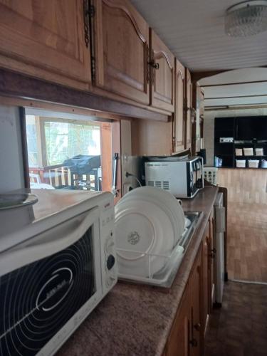 une cuisine avec un four micro-ondes assis sur un comptoir dans l'établissement MH 16 LA TREMBLADE, à La Tremblade