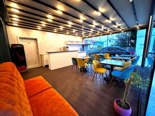 een woonkamer met een bank en tafels en stoelen bij Hotel & Spa Villa Luxe in Mostar
