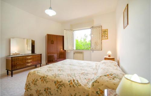 SalemiにあるApt, Glicineのベッドルーム1室(ベッド1台、ドレッサー、窓付)