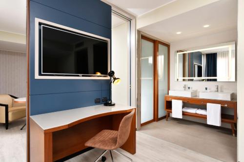 A television and/or entertainment centre at Four Points by Sheraton Siena