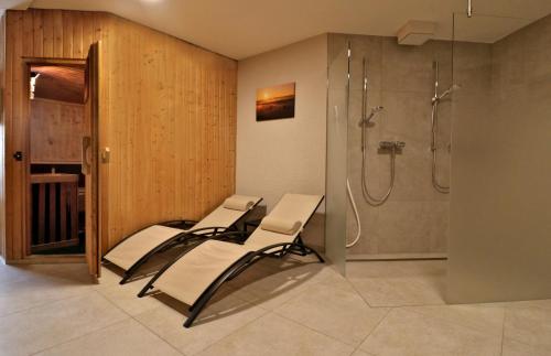 y baño con 3 sillas y ducha. en Fewo 12 - Residenz Schauinsland, E-Ladestation, Todtnauberg, Feldberg, en Todtnauberg