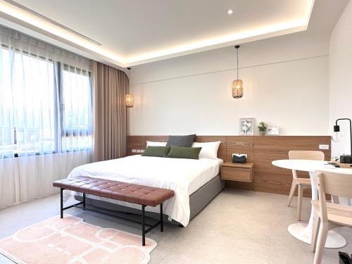 DOME Homestay في دونغشان: غرفة نوم بسرير كبير وطاولة