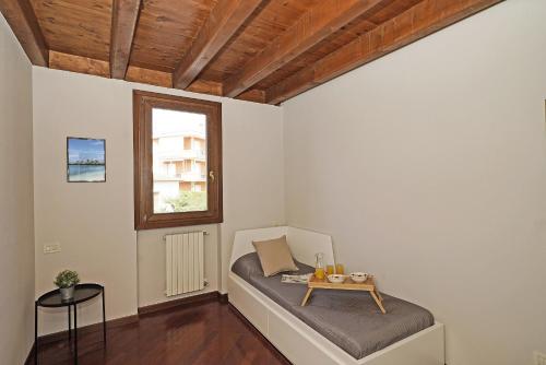 um quarto com uma cama com uma mesa em Garofano P1-9 by Wonderful Italy em Desenzano del Garda