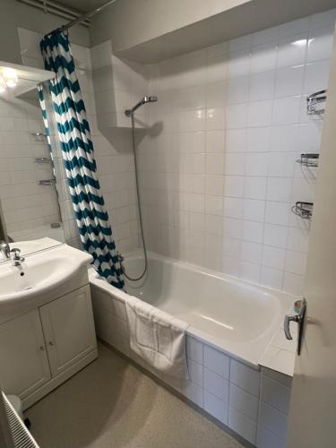 een badkamer met een douche, een bad en een wastafel bij Auberge de la Planèze in Talizat