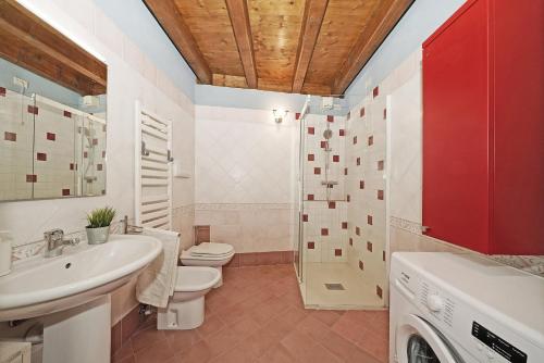 uma casa de banho com um lavatório, um WC e um chuveiro em Garofano P1-9 by Wonderful Italy em Desenzano del Garda