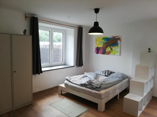 1 dormitorio con cama y ventana en LOFT 4 Exklusives Studio Atelier Red Bull Ring Airpower MotoGP en Fohnsdorf