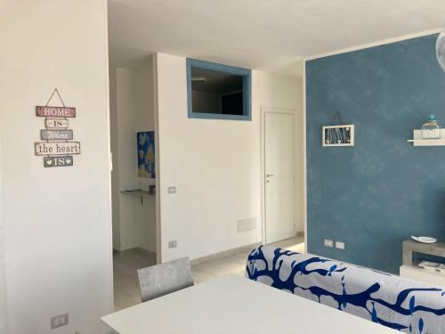 a room with a bed and a blue wall at Appartamento Tizzy in La Maddalena