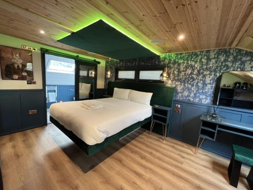 1 dormitorio con 1 cama y escritorio en una habitación en Wonderland Retreats en Carnforth