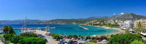 een uitzicht op een haven met boten in het water bij R & G Seaview Apartment in Agios Nikolaos