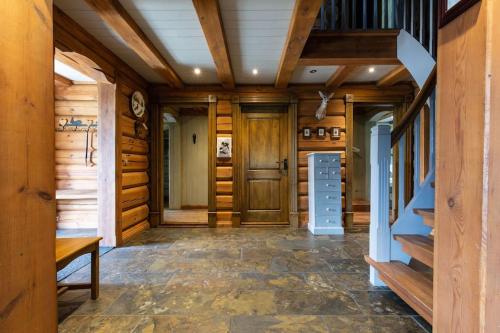 a hallway of a house with wooden walls and ceilings at Lyxigt timmerhus i fjällen, Lofsdalen, Hjortehytta in Lofsdalen