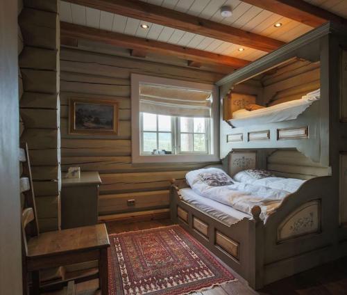 a bedroom with two bunk beds in a log cabin at Lyxigt timmerhus i fjällen, Lofsdalen, Hjortehytta in Lofsdalen