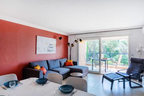 un salon avec un canapé et une table dans l'établissement Bright cocoon with pool and sea view, à Sainte-Maxime