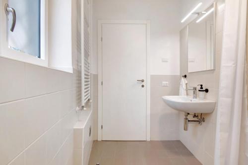 een witte badkamer met een wastafel en een spiegel bij Workation Castle - Casa Galbiga in Carlazzo