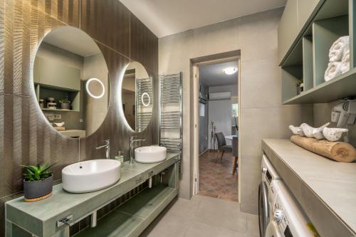 bagno con 2 lavandini e specchio di Suburban Elegant Studios a Città di Zante