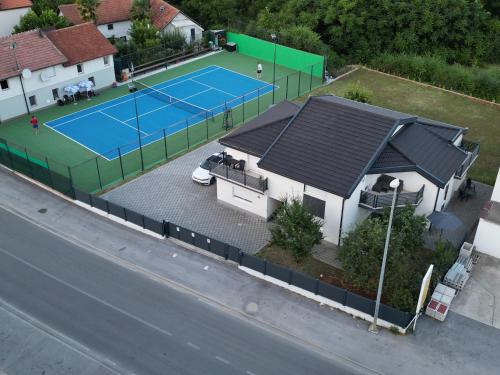 Instalaciones para jugar a tenis o squash en Međugorje Dodig Apartments o alrededores
