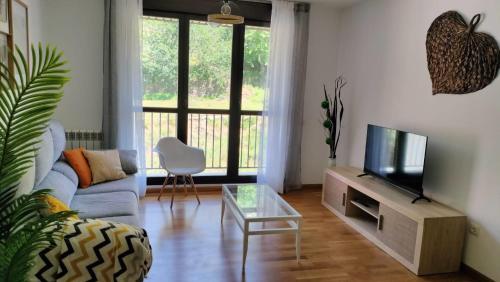 a living room with a couch and a tv at Acogedor apartamento en Anguiano in Anguiano