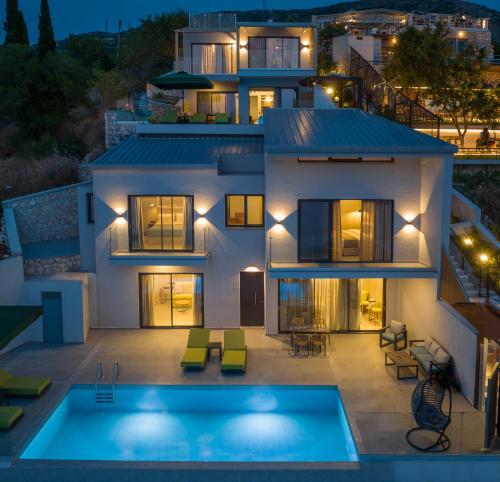 une villa avec une piscine la nuit dans l'établissement Anadeo Villas & Suites, à Exanthia