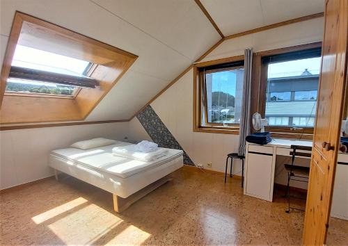 Single room with shared spaces في Vennesla: غرفة صغيرة بها سرير ومكتب