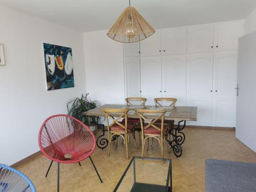 een eetkamer met een tafel en stoelen bij Logement Colmar centre avec Parking in Colmar