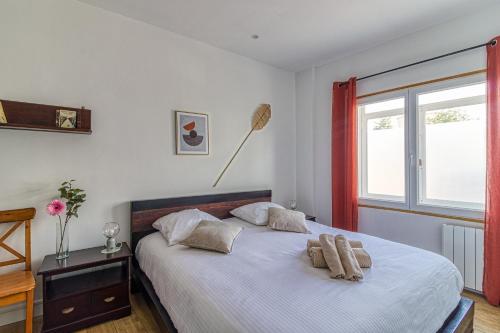 ein Schlafzimmer mit einem Bett mit zwei Kissen darauf in der Unterkunft Le Saint-Pierre - Idéalement situé avec sauna in Calais