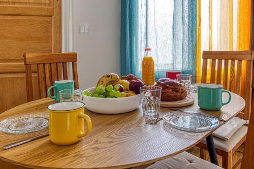 - une table en bois avec un bol de fruits dans l'établissement Le Saint-Pierre - Idéalement situé avec sauna, à Calais