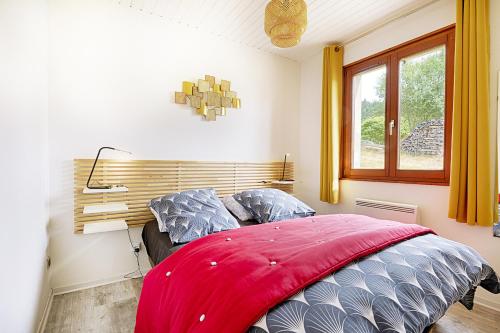 1 dormitorio con 1 cama con manta roja en Les Sapins du Tholy - Appt vue montagne en Le Tholy